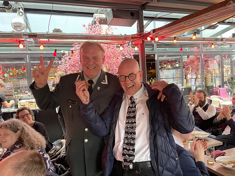 Vandrebamsen for 2022 gikk til Jan Eirik Eide Hansen! Her sammen med dirigent Bjørn Bogetvedt under NM-middagen. Vandrebamsen for 2022 gikk til Jan Eirik Eide Hansen! Her sammen med dirigent Bjørn Bogetvedt under NM-middagen.